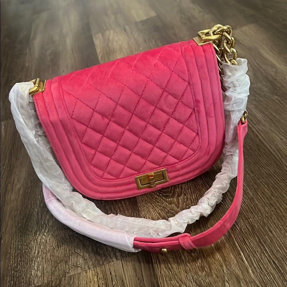 Pink Quilted Shoulder Bag with Gold Chain Strap 🩷🩷🩷